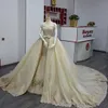 Besondere Brautkleider im Meerjungfrau-Stil mit Überrock, schulterfreier Schärpe unten, Brautkleid mit voller Spitze und bezaubernden Brautkleidern aus Tüll