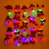 Cartoon Santa Claus LED Blinkt Leuchtende Brosche Pins Kinder Kinder Leuchten Abzeichen Spielzeug Geschenk Glow Party Liefert Weihnachten