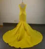 Nuovo stile giallo Il nostro designer Abiti da sera lunghi con scollo a V a sirena in raso con pieghe Abiti da ballo realizzati su misura