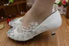 Nya ankomstkristaller Bröllopskor Bling White Lace Bridal Shoes Söt Bekväm Prom Party Skor Flat High Heel Tillgänglig 2017