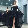 Enkel sexig svart hi-lo prom klänningar från axelärmarna aftonklänning spetsar front kort bakre lång formell festklänning skräddarsydd plus