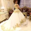 Yüksek Boyun Beyaz Tül Gelinlik Altın Aplike Kolsuz Şapel Tren Prenses Gelin Giydirme Sevimli Orta Doğu Stil Gelinlikler