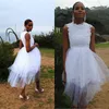 Vestidos de novia hasta la rodilla de moda encantadora Tul de encaje blanco Vestidos de novia cortos casuales al aire libre Cuello joya Sin mangas Ropa de fiesta de boda