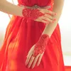 Elegancki tiul biały kość słoniowa czerwone koronkowe rękawiczki ślubne długość nadgarstka kryształ dopasowany do sukienki ślubnej rękawiczki Haczyny palec rękawiczki ślubne 245p
