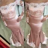 Dantel Aplike Kapalı Omuz Gelinlik Modelleri Pembe Allık Seksi Sheer Uzun Kollu Saten Mermaid Hizmetçi Onur Törenlerinde Düğün Balo Parti Elbise