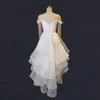Gerüschtes Organza-Hochzeitskleid für den Strand, schulterfrei, kurzes Vorderteil und langes Rückenteil