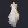 Abito da sposa alto basso in organza arruffato Beach Nuovi abiti da sposa con spalle scoperte Corto davanti lungo dietro