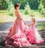 2022 Girls Pageant Dresses Dresses Rosa Ruffles Treno Luxury Colorful Cloud Ball Gowns Cinghie perline Blowed Flower Girls Abito per adolescenti Prima Comunione