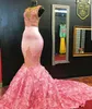 Roze Mermaid Prom Jurken Juweel Hals Mouwloze Illusion Applicaties Rose Flowers Satin Plus Size Avondjurken Feestjurken