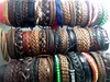 Pulseiras inteiras de couro genuíno para homens e mulheres, 100 peças, vintage, punho de surfista, presente de festa, estilo misto, joias da moda, lotes 2699