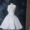 Białe Koronkowe Aplikacje Backless Suknie Homecoming Sweetheart Neck Perły Krótkie Prom Suknie Kolano Długość Tulle Formalna sukienka koktajlowa