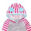 赤ちゃんの縞模様のジャンプスーツ2個セット幼児のカジュアル3 dフード付き服スーツのための熱いスタイルの秋のローマ字の幼児の服