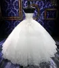 Bollklänning bröllopsklänningar 2019 stropplösa prinsessor klänningar med handgjorda blommor broderier applikationer katedral bröllop klänningar med R2506