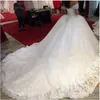 Splendido abito da sposa con abito da ballo in tulle gonfio proveniente dalla Cina, cristalli con perline, spalle scoperte, applicazioni di pizzo a cuore, abiti da sposa, strascico lungo