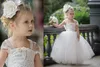 Niedliche Tutu-Blumenmädchenkleider für Hochzeiten 2017, neuestes trägerloses Hochformat, Spitze, Tüll, bodenlang, Ballkleid, Festzugskleider, Brautjungfernkleid