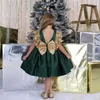 Dunkelgrünes Blumenmädchenkleid mit hübschen goldenen Pailletten, Schleife und Knoten, knielanges Satin-Festzugkleid für Mädchen, Neuankömmling, Erstkommunionkleid in A-Linie