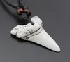 10% zniżki 20 sztuk imitacji Yak Bone Carving Shark Tooth Charm Wisiorek Koraliki Drewno Naszyjnik Amulet Prezent Podróży Pamiątka