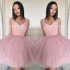 Dusty Pink Homecoming Dresses Aplikacja V-Neck Bez Rękawów Zipper Powrót Mini Party Dress Cocktail Sukienka Tanie Krótki Prom Dress Puffy Tulle Dres