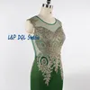 花嫁の濃い緑の母は、金色の刺繍イブニングドレスで薄手のドレスサイドジッパースイープトレインサテンマザードレス
