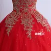 Robe de mariée rouge en dentelle pas cher en stock longueur de plancher sans bretelles chérie et train de la cour à lacets dos nu or appliques robes de mariée