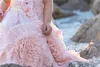 Pas cher robes de filles de fleurs roses pour le mariage 2017 fleurs à la main dentelle appliques volants enfants tenue de soirée robe de reconstitution historique de longue plage fille