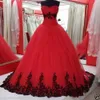 Ballkleid, schwarze und rote Gothic-Brautkleider, herzförmige Spitzenapplikationen, farbenfrohe Brautkleider der 1960er Jahre mit farbiger Spitze, nicht weiß