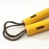 Vente chaude Brand New Bruce Lee jaune en bois Nunchakus d'arts martiaux Kungfu chinois joué dans des nunchunks de corde de film pour débutant avec sac