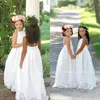 Plaża Boho Flower Girls Sukienki na Wesela 2017 Tanie Halter Pełna Koronka Bez Backlesji Długość Floor First Communion Dresses Custom Made EN4064