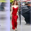 Selena gomez sizzles i två plungande crimson röd prom klänningar för skjuta street stil fest klänning