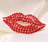 Luxury Fashion Sexy Red Lips Brosch För Kvinnor Flickor Scarf Pins Rhinestone Diamond Brosches Bröllop Brud Broscher Smycken Gift