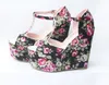 Partihandel kilar sommar romantisk blomma blommig T-Strappy High Wedge Heels Sandal 2 färger