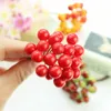 Partihandel-90pcs / Lot Röd Jul Konstgjord Frukt Berry Holly Blommor Välj DIY Craft Home Wedding Xmas Party Decoration Tree Ornament