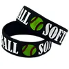 50pcs softball 1 tum bred silikongummi armband dekoration logo svart vuxen storlek för sport fans gåva