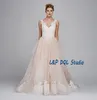 Fairy Ball Gown Bröllopsklänningar Peats Blush och Ivory Lace Court Tåg Brudklänningar V-hals Baklösa Bröllopsklänningar