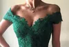 Emerald Green High Split Sexy Prom klänningar Ny ankomst från axeln En linje Vintage Lace Top Red Carpet Evening Glows BA