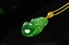 Utilisez vos mains pour faire un jade - gros ventre Bouddha (amulette) avec une chaîne en or. Collier pendentif