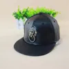Bütün 2016Leather Pu Siyah Altın Metal Aslan Hiphop Snapback Cap Hats Moda Serin Casul Düz Mühendis Fu Hats4876253