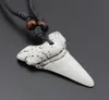 20st Imitation Yak Bone Carving Shark Tooth Charm Pendant Wood Pärlor Halsband AMULET Present Travel Souvenir