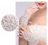 Guanti da sposa bianchi e rossi di nuovo arrivo Applique con paillettes brillanti Perline Accessori da sposa corti Guanto formato libero