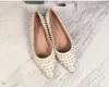 Gratis verzending Mode Vrouwen Pumps Lady Peep White Patent Lederen Spikes Klinknagels Hoge hak Schoenen Sexy Party Schoenen Flatssandalen Echt leer