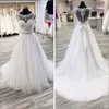 Lindo Uma Linha de Vestido de Casamento Sheer Tripulação Pescoço Rendas Apliques de Coração Em Forma de Volta Vestidos de Noiva com Sash Frisado Sweep Train