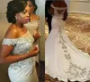Vintage av axeln sjöjungfru bröllopsklänningar Sheer Neck Lace Appliques Pärlor Sexig Tillbaka Satin Bridal Dress Afrikanska bröllopsklänningar