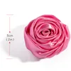 Flores decorativas Grinaldas por atacado 50 pçs / lote 5cm 20colors novidade artificial Satins macios ribbon Rolled Rose Tecido para headbands Childrre