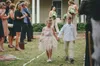 Blush Pink Feather Flower Girl Abiti al ginocchio Abito da spettacolo per bambini Boho Wedding Beach Abiti da bambino per la comunione