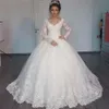 Gorgeous V-Neck Ball Kappa Långärmad Bröllopsklänningar 2021 Lace Applique White Bridal Gowns Robe de Mariage