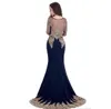 Billiga långa ärmar i lager Scoop Sheer Halsbindning sjöjungfru guldspetsapplikationer Bourgogne Evening Prom Dresses Robe de Soiree Longue P2324442