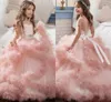 Unik designer blush rosa blomma tjejer klänningar 2017 boll klänningar cascading ruffles långa sidans kappor för liten tjej mc1290