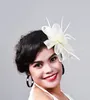 女性のファンシーフェザー魅力者ハットベージュの結婚式の帽子と魅惑的なブライダル女性のための白いネットヘアアクセサリーMD8406610