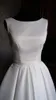 Modernes, schlichtes Satin-Brautkleid mit offenem Rücken, Hofschleppe, gerüschten U-Ausschnitt, hochwertige, maßgeschneiderte weiße Brautkleider aus China