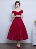 Billiga Tea Length Prom Klänningar Dard Red Burgundy Lace A Line Evening Party Gowns Off The Shoulder Short Custom Made Prom Dress